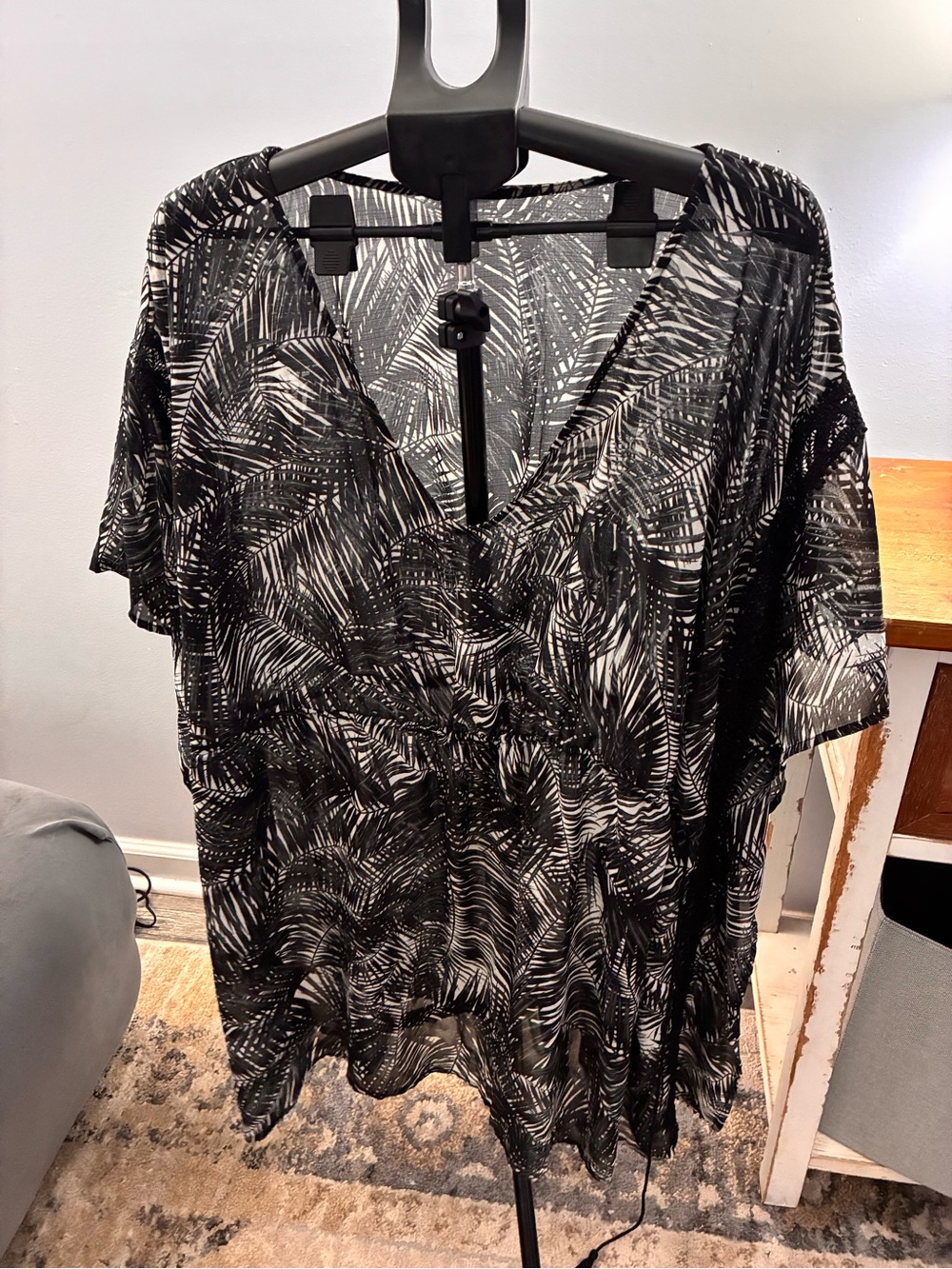 Source Unknown Black & White Palm-Print V-Neck Swim Coverup